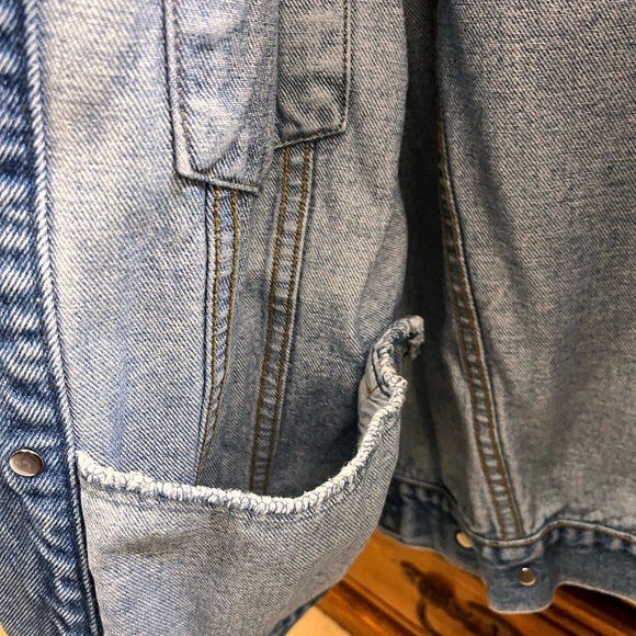 This light wash denim jacket is a vintage piece from the Jennifer Moore brand. - Picture 9 of 10
